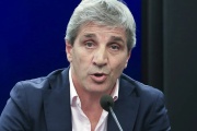 Los dólares del colchón: oficializan las medidas y Caputo aclaró que es "por mes" y "por persona"