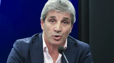 Los dólares del colchón: oficializan las medidas y Caputo aclaró que es "por mes" y "por persona"