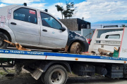 Retiran vehículos abandonados en la vía pública
