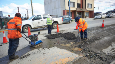 Continúan con el bacheo de calles y avenidas