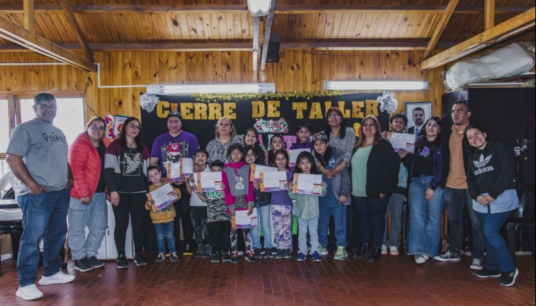 300 vecinos recibieron certificados de su participación en los Talleres Comunitarios Municipales