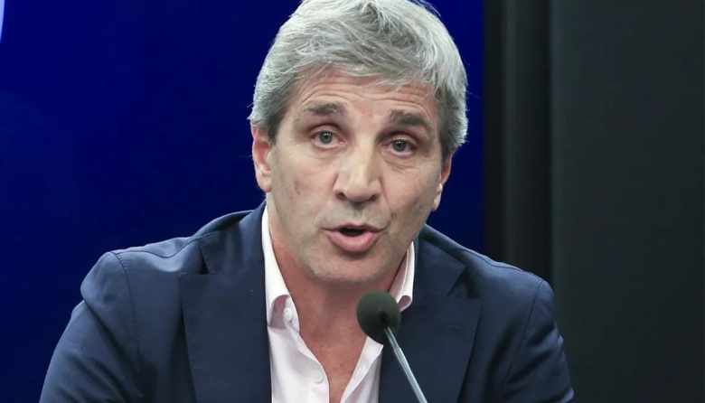 Los dólares del colchón: oficializan las medidas y Caputo aclaró que es "por mes" y "por persona"