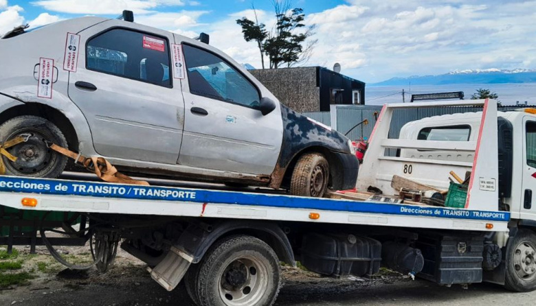 Retiran vehículos abandonados en la vía pública
