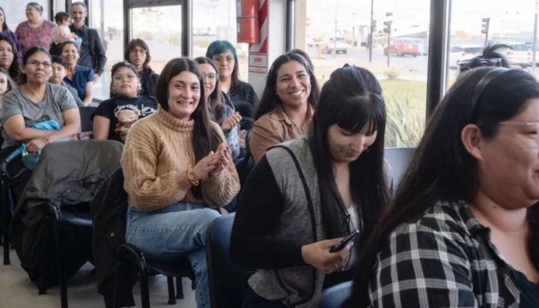"Mujeres en Marcha": Más de 50 mujeres recibieron sus certificados  y  pueden fortalecer su autonomía económica