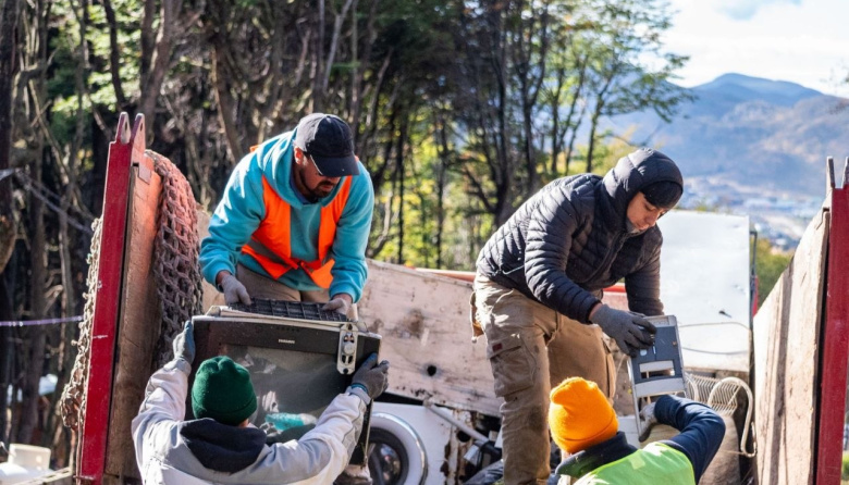 Jornada de recolección de residuos voluminosos en el Barrio Dos Banderas