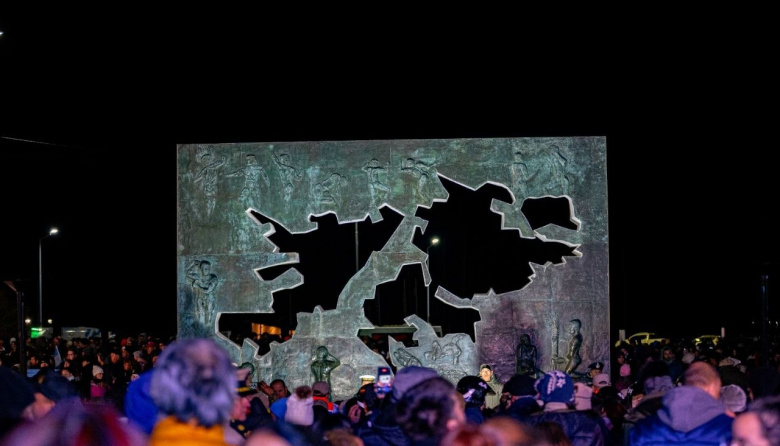 Junto a la comunidad, el intendente Vuoto, fue parte de la Vigilia del 2 de Abril