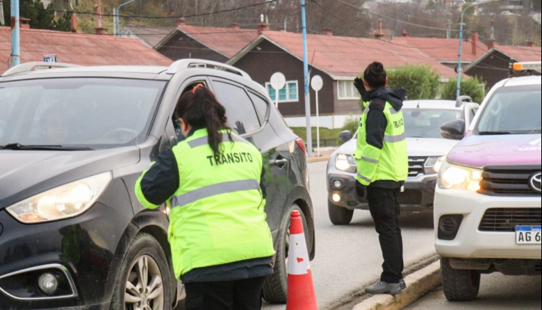 Realizan controles verificando el uso de cubiertas de invierno