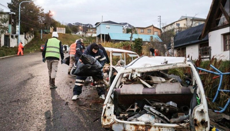 El Municipio retiró nuevos vehículos abandonados en Bahía Golondrina