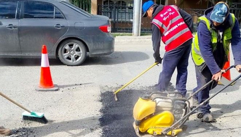 Se realizan trabajos de bacheo en distintos puntos la ciudad
