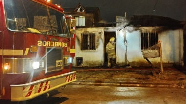 Rescatan a una mujer de su vivienda en llamas