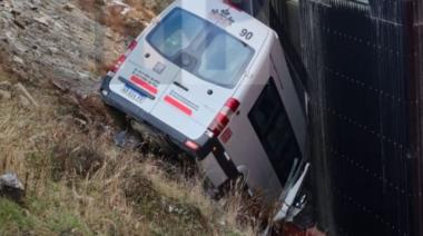 Olvidó poner el freno de mano: un vehículo erminó en un barranco contra un edificio