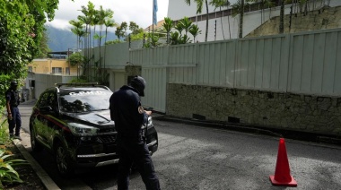 Así está la residencia de la embajada argentina en Caracas hoy: sin patrullas, bandera brasileña y a la espera de que vuelva la luz