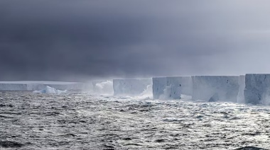 El iceberg más grande del mundo sigue girando en círculos tras liberarse