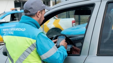 Cómo autorizar a alguien a manejar un auto sin cédula azul
