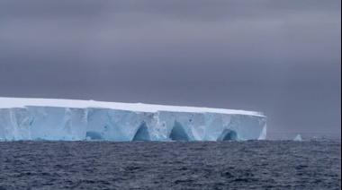 Se desprendió el iceberg más grande del mundo y navega por el océano: qué impacto tendrá