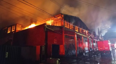 Más de 50 bomberos trabajaron para sofocar el incendio del Supermercado La Victoria