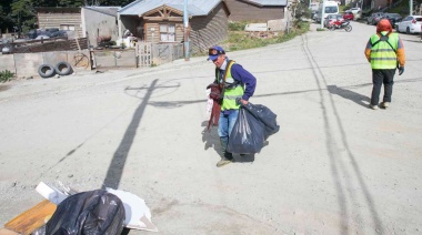 Limpieza, retiro de residuos voluminosos y bacheo en barrios de la ciudad