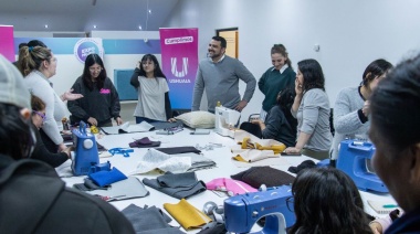 El intendente Vuoto compartió con las participantes, una de las capacitaciones del Programa "mujeres en marcha"