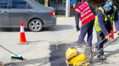 Se realizan trabajos de bacheo en distintos puntos la ciudad