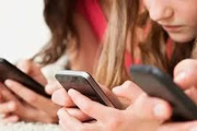 Los adolescentes pasan más de seis horas por día con el celular y crecen las señales de ansiedad